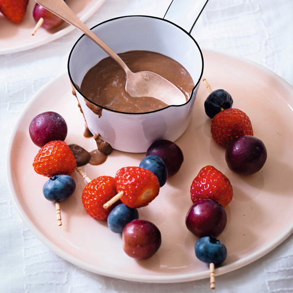 Fruit skewers with chocolate dipping sauce - Cooking with the kids - Slimming World Blog