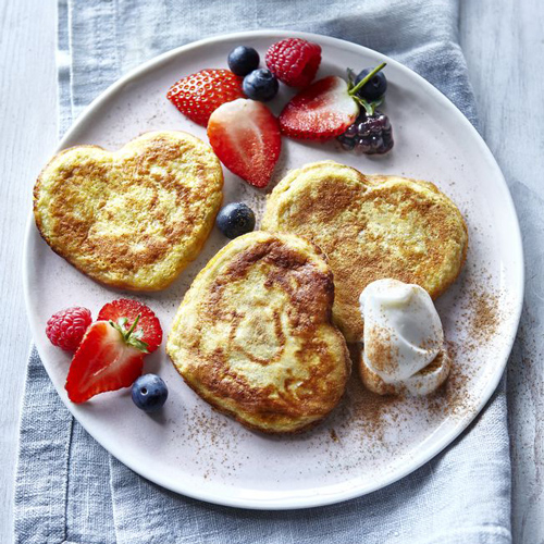 Slimming World pancakes with berries and yogurt