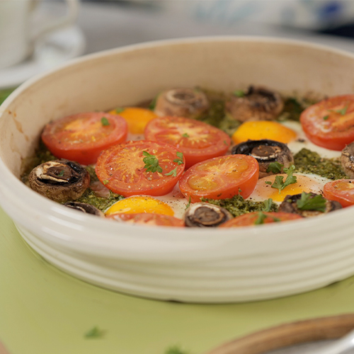 Pesto eggs with tomato and mushrooms