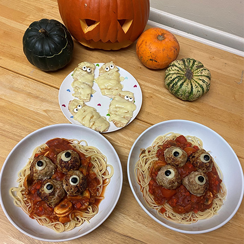 Eyeball spaghetti on plate with mummy garlic bread-Halloween movie snacks-slimming world blog
