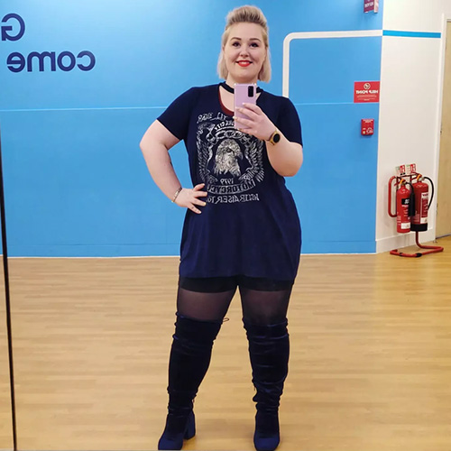 Slimming World member Roxanne posing in front of a full-length mirror for a selfie