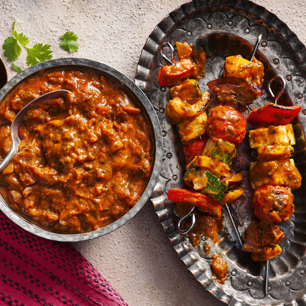 Slimming World rogan josh sauce in a grey pot. Rogan josh kebbas in a grey platter.