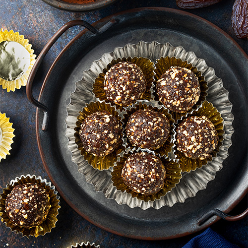 Cocoa, nut and date energy balls